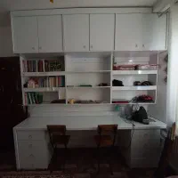 کتابخانه و میز تحریر