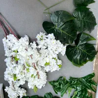 تعدادی گل و برگ مصنوعی برای تزیین فنس و گرین وال