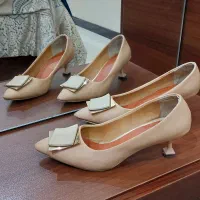 تعدادی کفش مجلسی ، نیم بوت ، صندل ، اسپرت