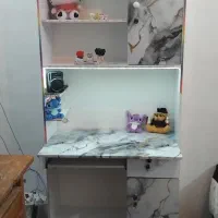 میز تحریر و کتابخانه