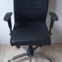 کفش کتونی و صندلی