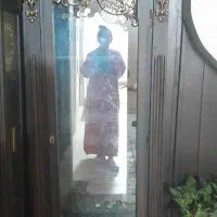 ویترین در حد نو همراه با ساعت ایستاده