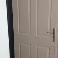 درب اتاق تمیز فقط یه تیکه شکستگی داره