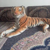 یک عروسک ببری بزرگ