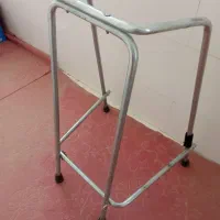 یک عدد واکر و دو تا عصا