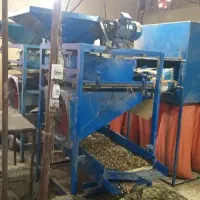 کارگر آقا بادام پزی