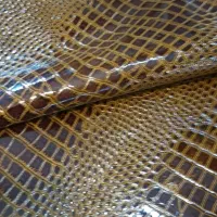 همکار خانوم در کارگاه چرم دوزی