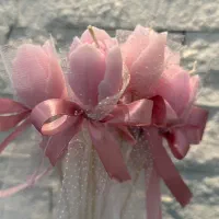 گل تک شاخه رز و لاله