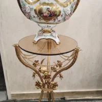 میز کنار سالن طلایی