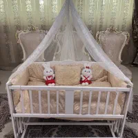 گهواره کنار تخت مادر