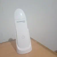 ماساژور صورت همراه بخور صورت پشت دستگاه قرار دارد