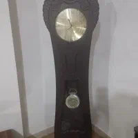 میز تلویزیون و ساعت ایستاده