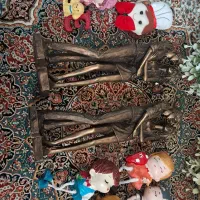 گلدان با گل ومجسمه