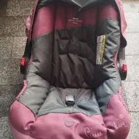 کالسکه و تخت کنار مادر و کریر
