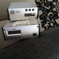 تعدادی کنتاکتور.رک.ومینی کامپیوتر داخل رک