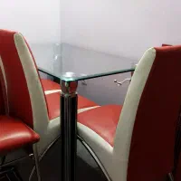 میز ناهارخوری شیشه ای پایه استیل در حد نو