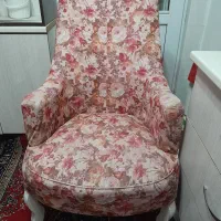 میز کامپیوتر و مبل تک نفره راحتی