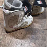 پوتین ضد آب مخصوص کوهنوردی.