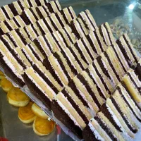 فروشنده بخش نان و شیرینی