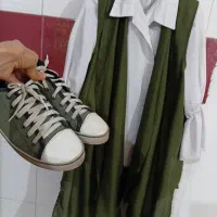 یک دست مانتو‌وشلوار ۳ تیکه همراه کتانی از رنگ خودش