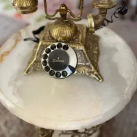 میز و تلفن هر دو جنس برنجی