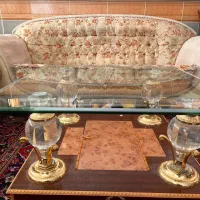 مبل راحتی کم کارکرد همراه با میز