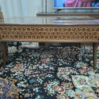 میز جلو مبلی با سه عدد گل میز