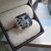 در نجف پاک|جواهرات|ری, سرتخت|دیوار