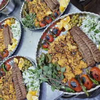 به چند نفر شاگرد ماهر آقا در تالار رستوران میخک