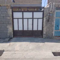 یک درب منزل به فروش میرسد