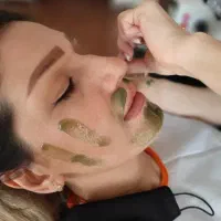 اصلاح ابرو وکس اپیلاسیون میکاپ پدیکور قائمیه