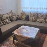 مبلمان راحتی ۸ نفره همراه با میز چوبی جلو مبلی