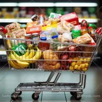 یک فروشنده در فروشگاه مواد غذایی نیازمندیم