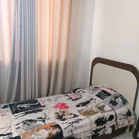 تخت خواب یک نفره همراه با کتابخانه