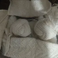 جوراب پشمی و نخ پشم گوسفند(کاموا) و شال