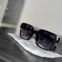 عینک و قاب گوشی