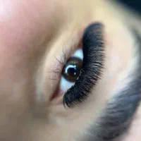 خدمات اکستنشن مژه و لیفت لمینت