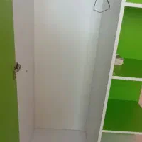 یک عدد کمد و تخت با همراه تشک  نرم و راحت