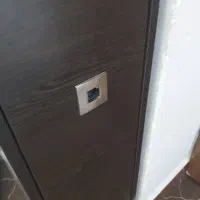 یک عدد تخت دو نفره بدون تشک و یک عدد تخت یک نفره