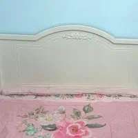 تخت دو نفره با میز ارایش و صندلی  و دوتا پاتختی