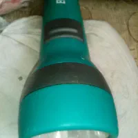 یک عدد چراغ قوه باطری خور