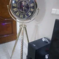 ساعت سه پایه فلزی دور نقره ایی رنگ