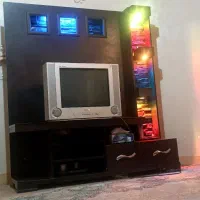 میز تلویزیون و تلویزیون سامسونگ ودیجیتال دارد