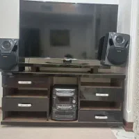 تلوزیون LED TCL همراه با میز تلوزیون و سیستم صوتی