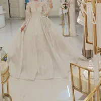 یک لباس عروس پوشیده فروشی