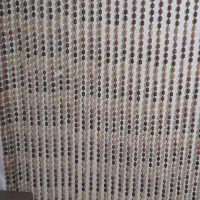 پرده آویز و چمدان