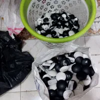 تعدادی لوازم پوشاک فروشی