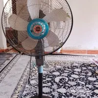 یک عدد پنکه پایه بلند رنگ مشکی