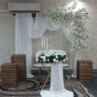 بله برون و نامزدی،تولد و افتتاحیه