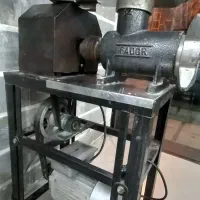 چرخ گوشت  ۱۰ سال تو انبار بوده کاملا سالم